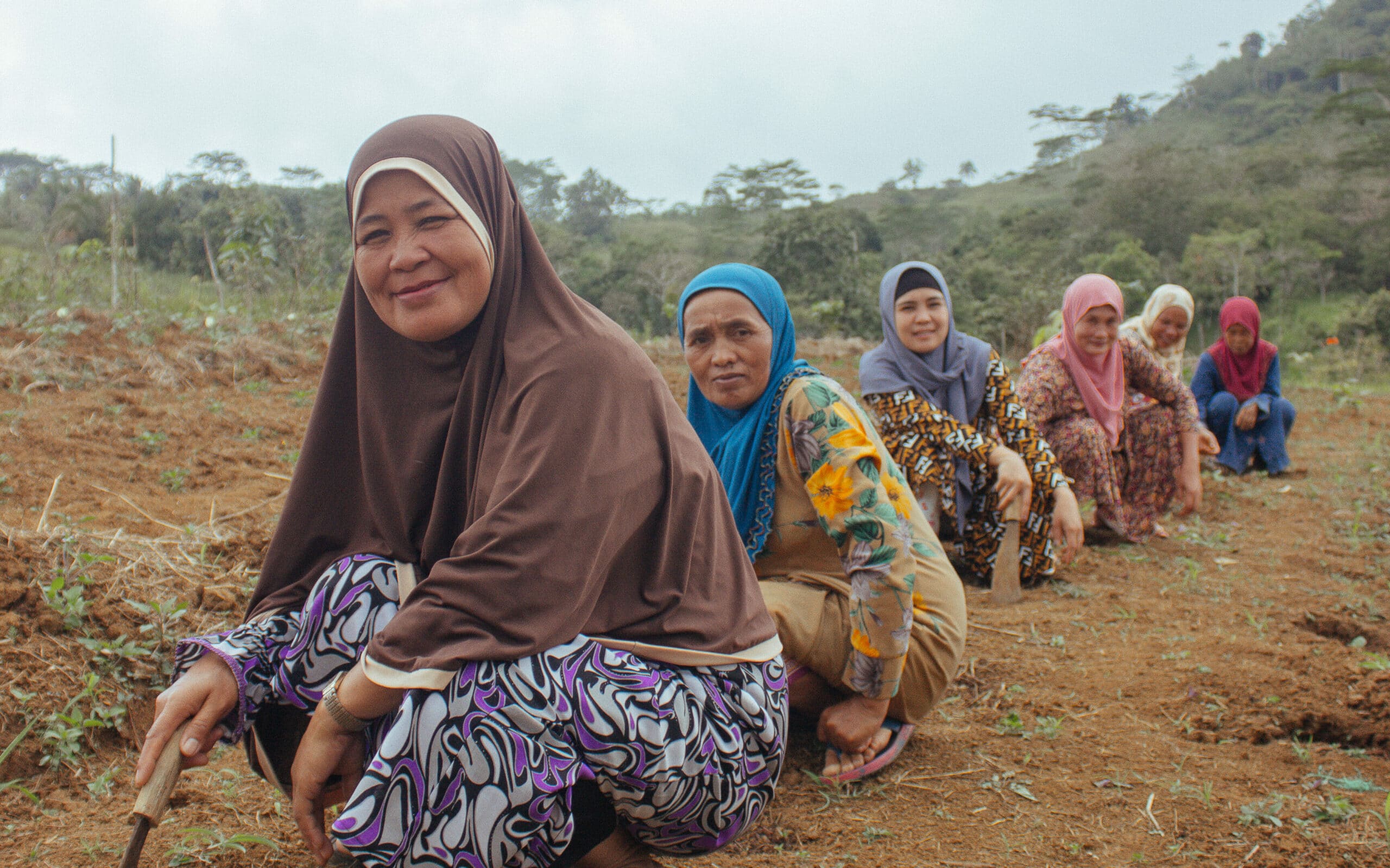 Mujeres agricultoras arrodilladas (Filipinas)