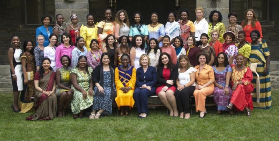 Langiwe Joyce et d'autres "femmes leaders émergentes" avec Hillary Clinton. Joyce est au dernier rang, sixième à partir de la droite.