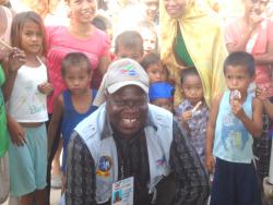 Kinglsey Ayettey avec des personnes déplacées, Barangay Pidtiguan, Mindanao (Philippines)