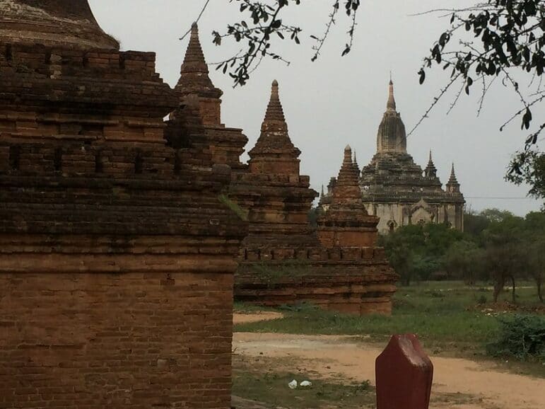 Temple bouddhiste au Myanmar avec des arbres