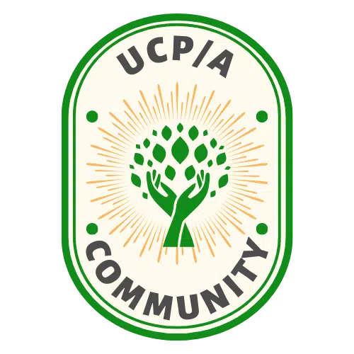 „UCP/A Community“-Logo: grünes Oval mit Händen wie der Baumstamm