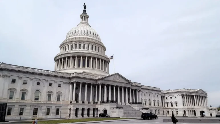 Перед Капітолієм США у хмарний день