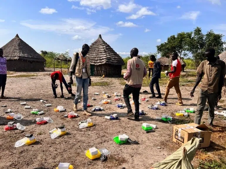 Le personnel de Solidarités International et de Nonviolent Peaceforce prépare des kits à distribuer.
