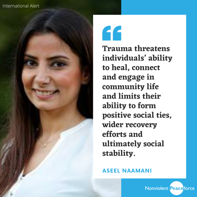 Una foto de Aseel Naamani, una mujer de cabello largo y oscuro que viste una camiseta blanca y sonríe cálidamente. Su cita destaca cómo el trauma afecta la capacidad de las personas para sanar, conectarse y contribuir a la estabilidad social. El logotipo de Nonviolent Peaceforce aparece en la parte inferior.