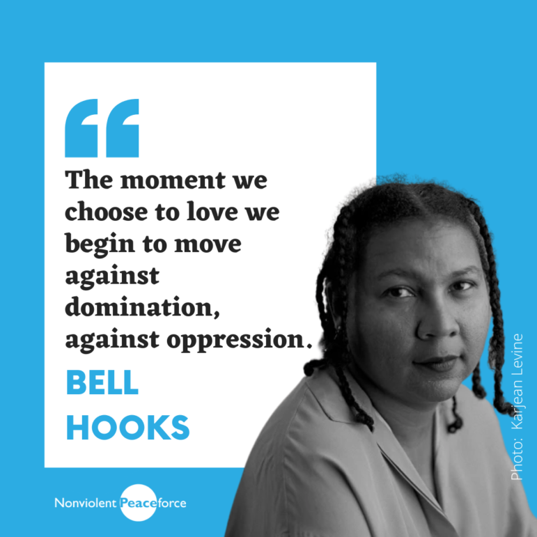 Una imagen en blanco y negro de bell hooks acompaña una cita que dice: "En el momento en que elegimos amar, comenzamos a movernos contra la dominación, contra la opresión". El fondo es azul brillante con el logotipo de Nonviolent Peaceforce en la esquina inferior izquierda.