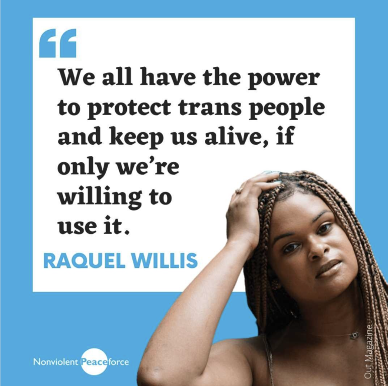 Un retrato de Raquel Willis mirando directamente a la cámara con la mano en la cabeza, acompañado de una cita que dice: "Todos tenemos el poder de proteger a las personas trans y mantenernos vivos, si tan solo estamos dispuestos a usarlo".