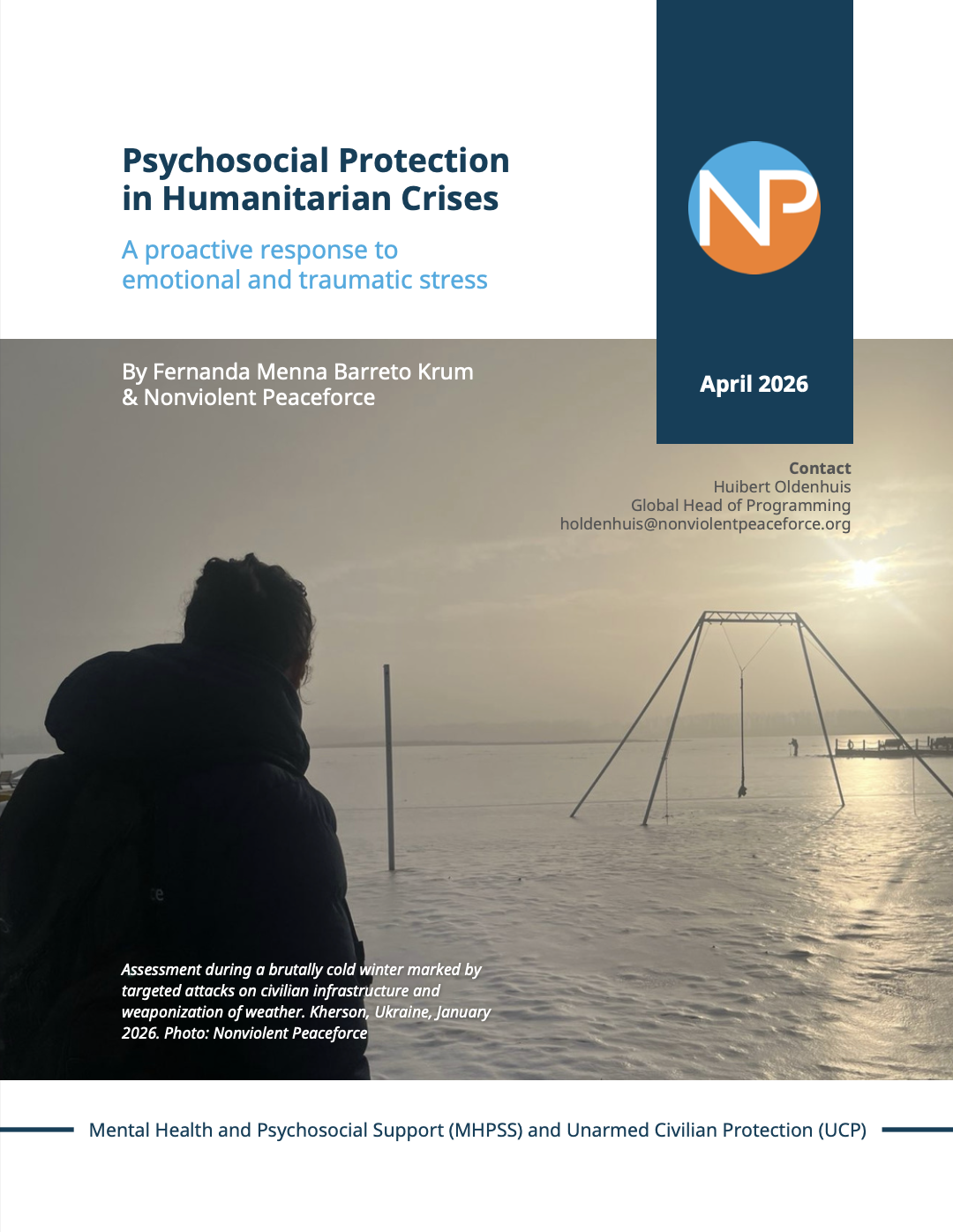 Portada de un informe de Nonviolent Peaceforce titulado “Protección psicosocial en crisis humanitarias: una respuesta proactiva al estrés emocional y traumático”, publicado en abril de 2026. El diseño presenta el logotipo de NP y texto superpuestos a una fotografía de una persona de pie en un paisaje inundado al atardecer, con un columpio parcialmente sumergido a lo lejos. La imagen evoca el impacto emocional de la crisis, con un pie de foto que menciona una evaluación realizada en Jersón, Ucrania, durante el invierno.