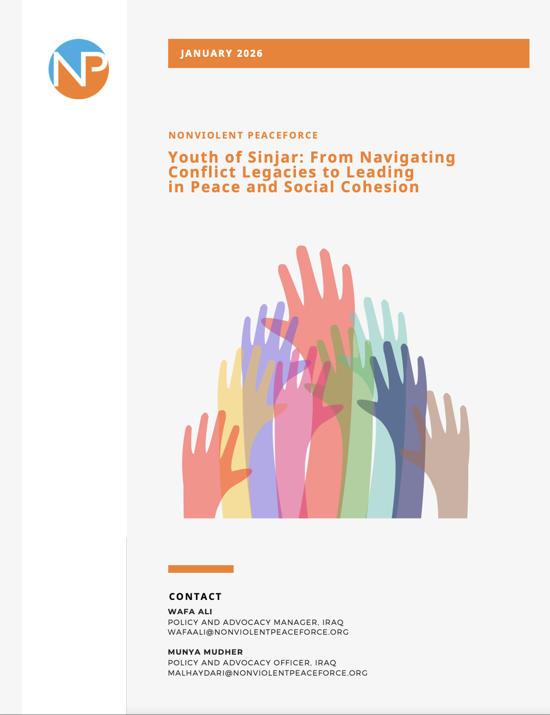 Portada de un informe de Nonviolent Peaceforce titulado "Jóvenes de Sinjar: De afrontar el legado del conflicto al liderazgo en la paz y la cohesión social". La portada presenta el logotipo de NP, un rótulo naranja con el título y una ilustración de manos alzadas de varios colores superpuestas sobre un fondo gris claro, que simbolizan la participación juvenil y la acción colectiva.