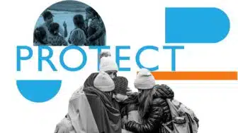 Слово «ЗАХИСТИТИ» великими синіми літерами над зображенням групи людей у зимових шапках та людини, загорнутої у прапор, з круглим вставленим зображенням угорі, що показує групу дітей та дорослого.